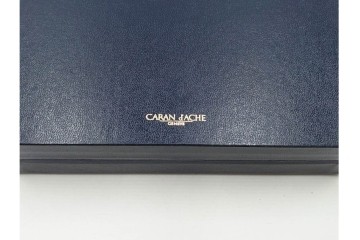 スイス　CARAN d'ACHE(カランダッシュ)　ブラック×ゴールドカラーのボールペン&ライターセット　外箱付き　(R-086808)
