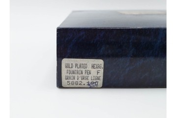 スイス　CARAN d'ACHE(カランダッシュ)　ブラック×ゴールドカラーのボールペン&ライターセット　外箱付き　(R-086808)