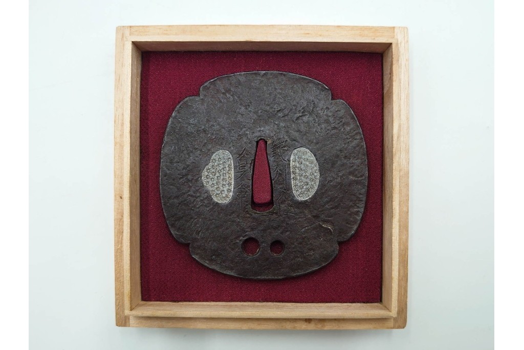 時代武具　紀州住貞命　鉄地木瓜形　水玉小透の鍔　認定書・共箱付き　(R-086809)