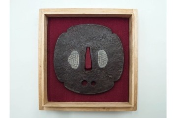 時代武具　紀州住貞命　鉄地木瓜形　水玉小透の鍔　認定書・共箱付き　(R-086809)