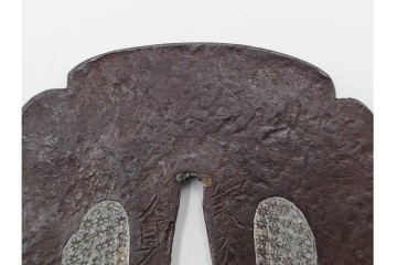 時代武具　紀州住貞命　鉄地木瓜形　水玉小透の鍔　認定書・共箱付き　(R-086809)