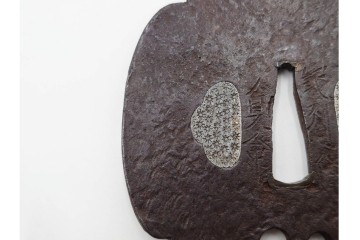 時代武具　紀州住貞命　鉄地木瓜形　水玉小透の鍔　認定書・共箱付き　(R-086809)