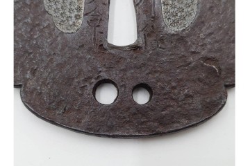 時代武具　紀州住貞命　鉄地木瓜形　水玉小透の鍔　認定書・共箱付き　(R-086809)