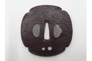 時代武具　紀州住貞命　鉄地木瓜形　水玉小透の鍔　認定書・共箱付き　(R-086809)