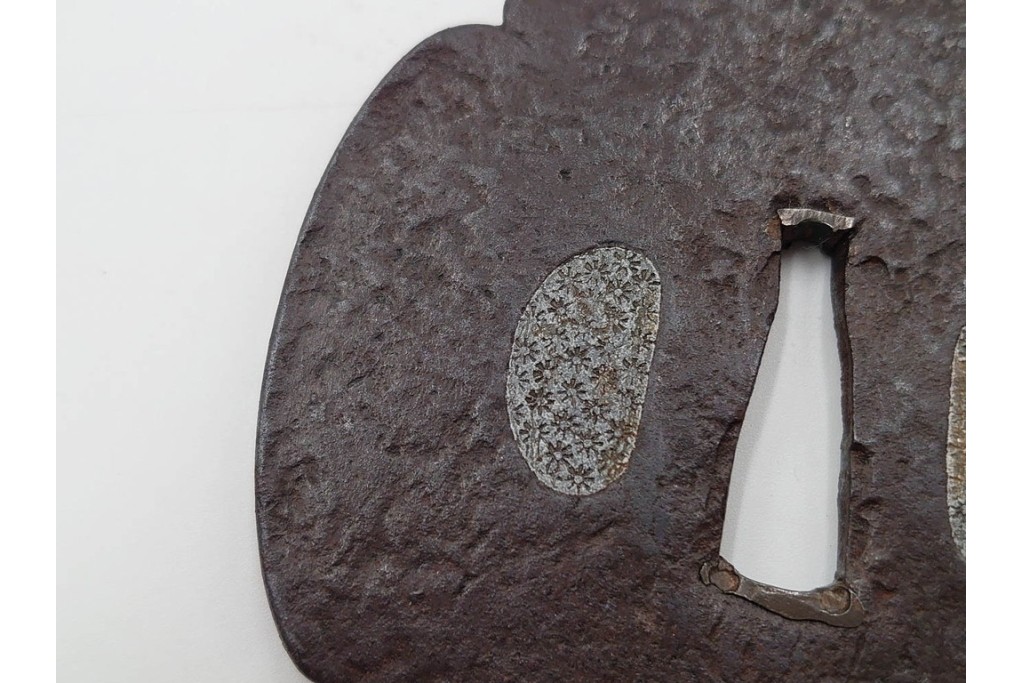 時代武具　紀州住貞命　鉄地木瓜形　水玉小透の鍔　認定書・共箱付き　(R-086809)