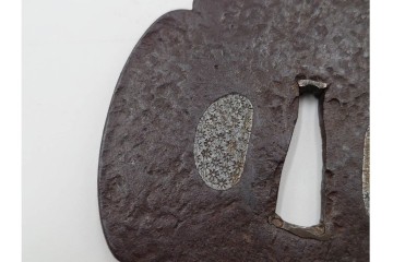 時代武具　紀州住貞命　鉄地木瓜形　水玉小透の鍔　認定書・共箱付き　(R-086809)