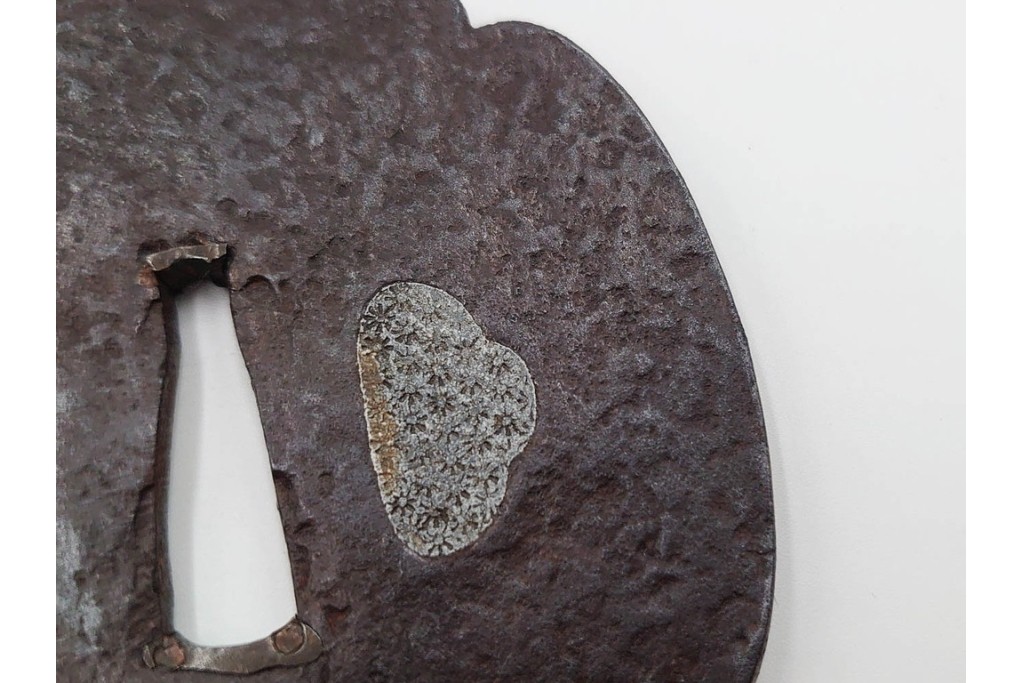 時代武具　紀州住貞命　鉄地木瓜形　水玉小透の鍔　認定書・共箱付き　(R-086809)