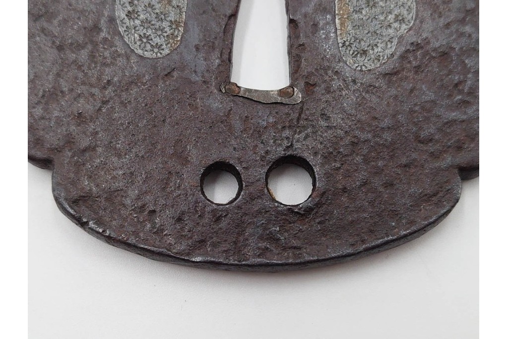 時代武具　紀州住貞命　鉄地木瓜形　水玉小透の鍔　認定書・共箱付き　(R-086809)