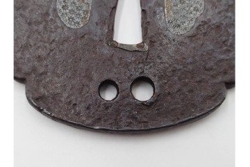 時代武具　紀州住貞命　鉄地木瓜形　水玉小透の鍔　認定書・共箱付き　(R-086809)