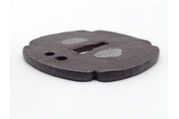 時代武具　紀州住貞命　鉄地木瓜形　水玉小透の鍔　認定書・共箱付き　(R-086809)