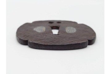 時代武具　紀州住貞命　鉄地木瓜形　水玉小透の鍔　認定書・共箱付き　(R-086809)