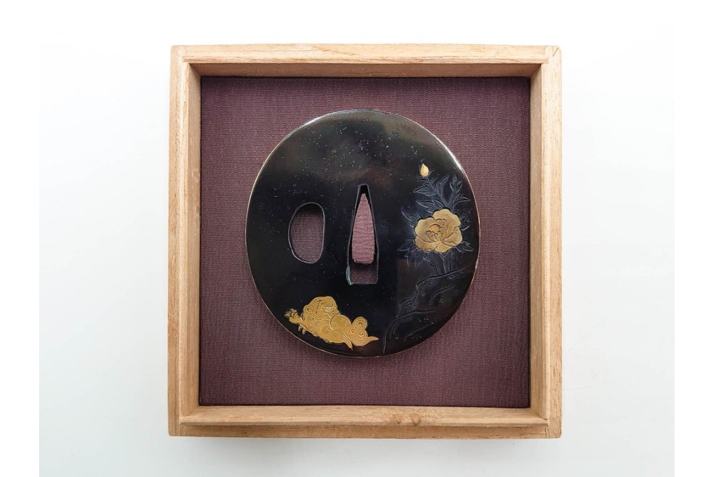 時代武具　赤銅丸形　彫金　金象嵌で牡丹獅子図を表した鍔　外箱付き　(R-086810)