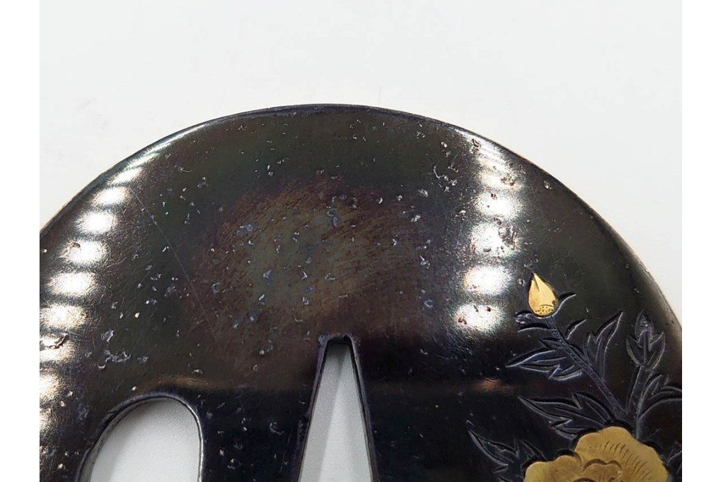 時代武具　赤銅丸形　彫金　金象嵌で牡丹獅子図を表した鍔　外箱付き　(R-086810)