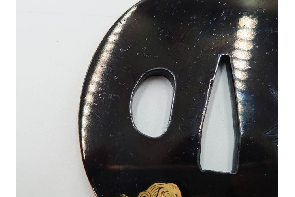 時代武具　赤銅丸形　彫金　金象嵌で牡丹獅子図を表した鍔　外箱付き　(R-086810)