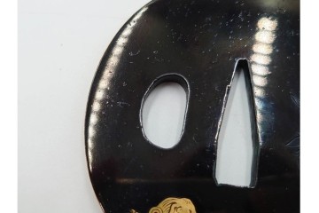 時代武具　赤銅丸形　彫金　金象嵌で牡丹獅子図を表した鍔　外箱付き　(R-086810)