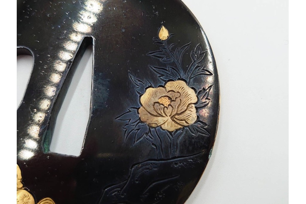 時代武具　赤銅丸形　彫金　金象嵌で牡丹獅子図を表した鍔　外箱付き　(R-086810)