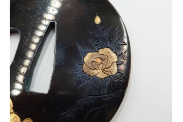 時代武具　赤銅丸形　彫金　金象嵌で牡丹獅子図を表した鍔　外箱付き　(R-086810)