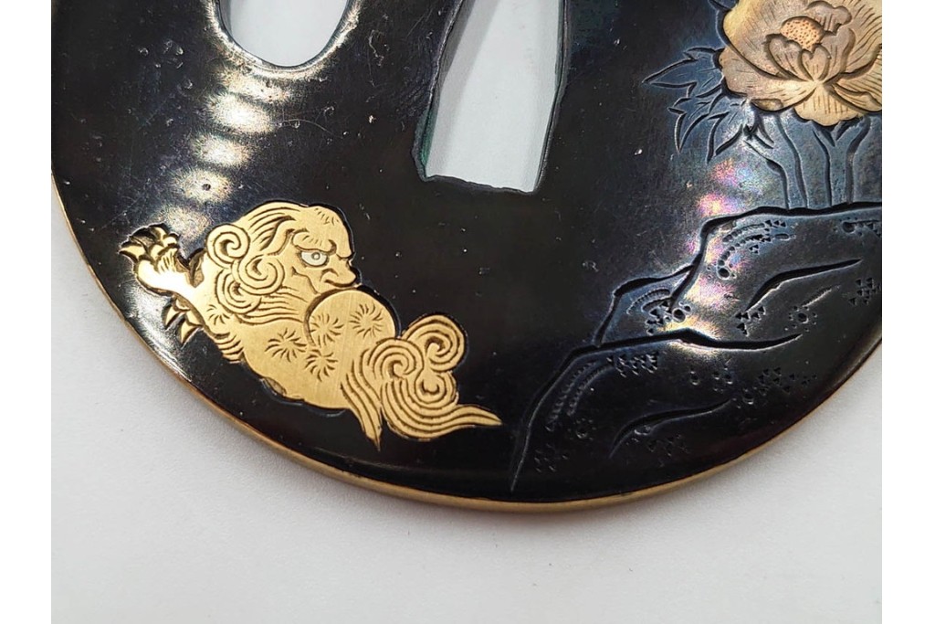 時代武具　赤銅丸形　彫金　金象嵌で牡丹獅子図を表した鍔　外箱付き　(R-086810)