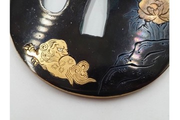 時代武具　赤銅丸形　彫金　金象嵌で牡丹獅子図を表した鍔　外箱付き　(R-086810)