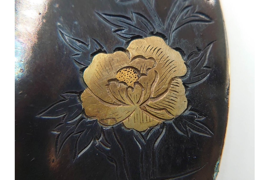 時代武具　赤銅丸形　彫金　金象嵌で牡丹獅子図を表した鍔　外箱付き　(R-086810)