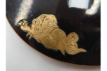 時代武具　赤銅丸形　彫金　金象嵌で牡丹獅子図を表した鍔　外箱付き　(R-086810)