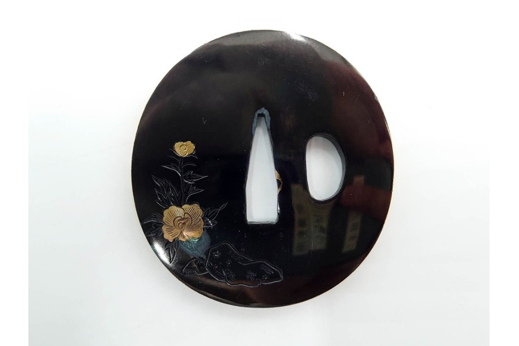 時代武具　赤銅丸形　彫金　金象嵌で牡丹獅子図を表した鍔　外箱付き　(R-086810)
