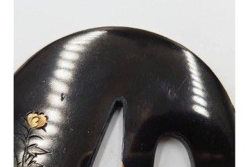 時代武具　赤銅丸形　彫金　金象嵌で牡丹獅子図を表した鍔　外箱付き　(R-086810)