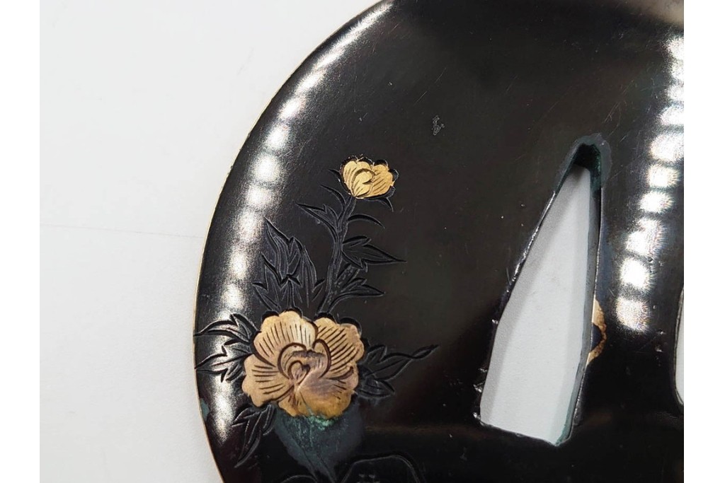 時代武具　赤銅丸形　彫金　金象嵌で牡丹獅子図を表した鍔　外箱付き　(R-086810)