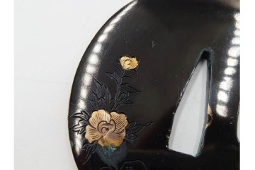 時代武具　赤銅丸形　彫金　金象嵌で牡丹獅子図を表した鍔　外箱付き　(R-086810)