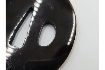 時代武具　赤銅丸形　彫金　金象嵌で牡丹獅子図を表した鍔　外箱付き　(R-086810)