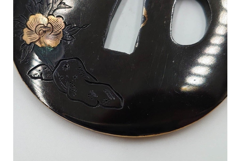 時代武具　赤銅丸形　彫金　金象嵌で牡丹獅子図を表した鍔　外箱付き　(R-086810)