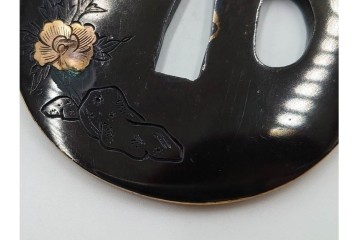 時代武具　赤銅丸形　彫金　金象嵌で牡丹獅子図を表した鍔　外箱付き　(R-086810)