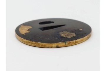 時代武具　赤銅丸形　彫金　金象嵌で牡丹獅子図を表した鍔　外箱付き　(R-086810)