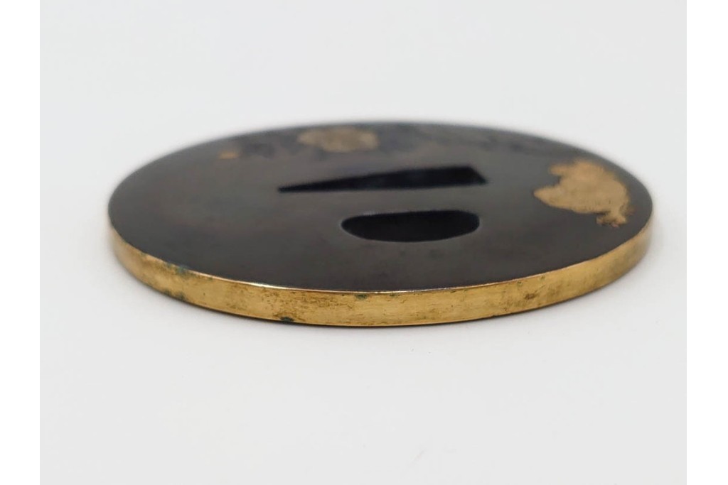 時代武具　赤銅丸形　彫金　金象嵌で牡丹獅子図を表した鍔　外箱付き　(R-086810)