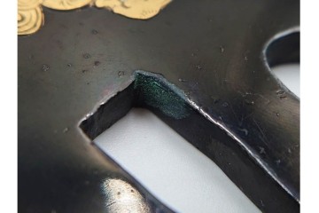 時代武具　赤銅丸形　彫金　金象嵌で牡丹獅子図を表した鍔　外箱付き　(R-086810)