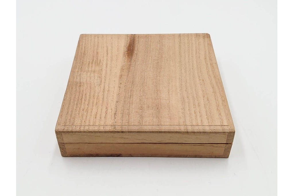 時代武具　赤銅丸形　彫金　金象嵌で牡丹獅子図を表した鍔　外箱付き　(R-086810)