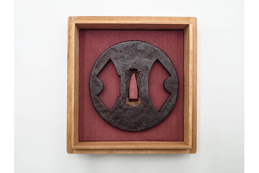 時代武具　鉄地丸形　櫃孔の扇面透が特徴的な鍔　外箱付き　(R-086811)