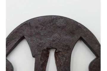 時代武具　鉄地丸形　櫃孔の扇面透が特徴的な鍔　外箱付き　(R-086811)