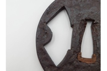 時代武具　鉄地丸形　櫃孔の扇面透が特徴的な鍔　外箱付き　(R-086811)