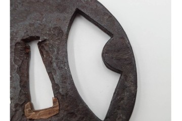 時代武具　鉄地丸形　櫃孔の扇面透が特徴的な鍔　外箱付き　(R-086811)