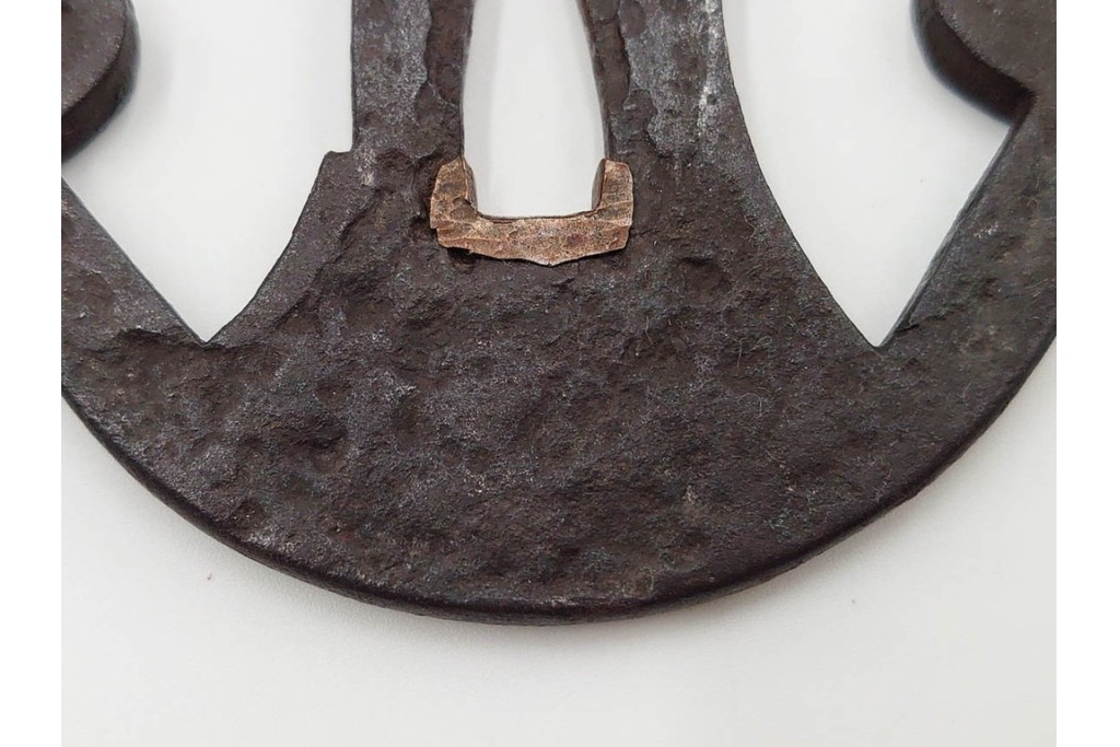 時代武具　鉄地丸形　櫃孔の扇面透が特徴的な鍔　外箱付き　(R-086811)