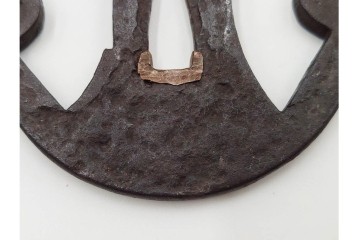 時代武具　鉄地丸形　櫃孔の扇面透が特徴的な鍔　外箱付き　(R-086811)