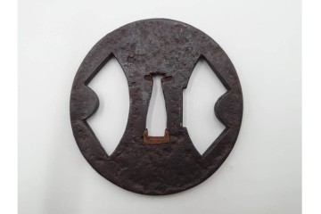 時代武具　鉄地丸形　櫃孔の扇面透が特徴的な鍔　外箱付き　(R-086811)
