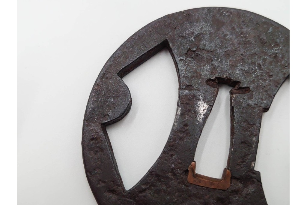 時代武具　鉄地丸形　櫃孔の扇面透が特徴的な鍔　外箱付き　(R-086811)