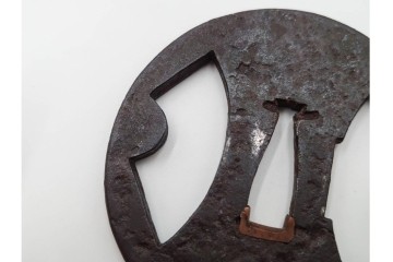 時代武具　鉄地丸形　櫃孔の扇面透が特徴的な鍔　外箱付き　(R-086811)