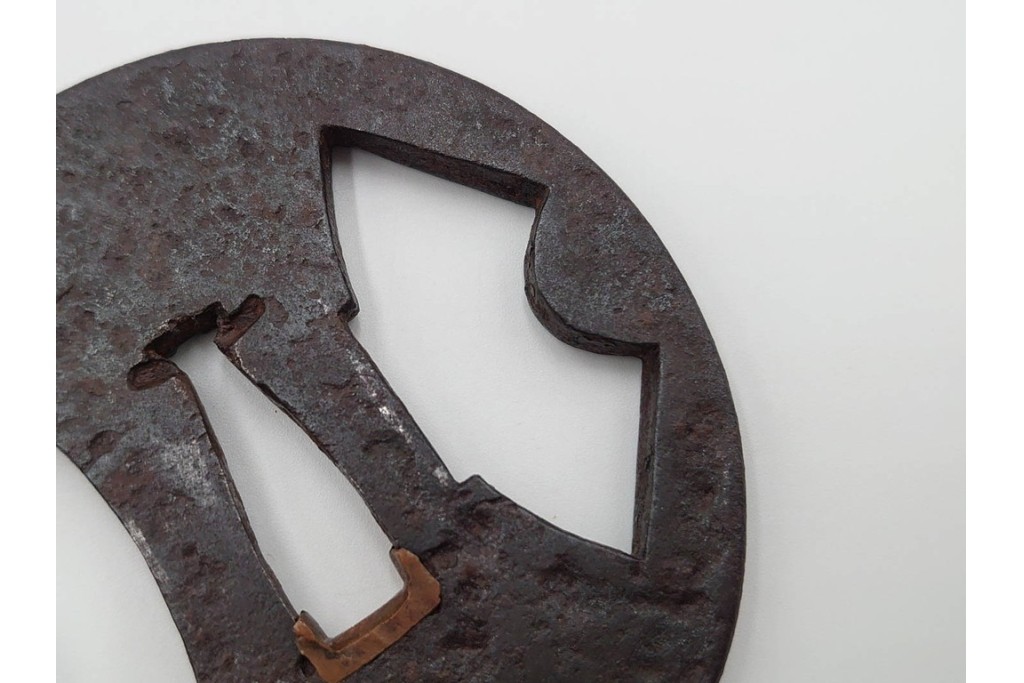 時代武具　鉄地丸形　櫃孔の扇面透が特徴的な鍔　外箱付き　(R-086811)