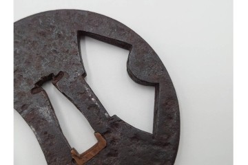 時代武具　鉄地丸形　櫃孔の扇面透が特徴的な鍔　外箱付き　(R-086811)