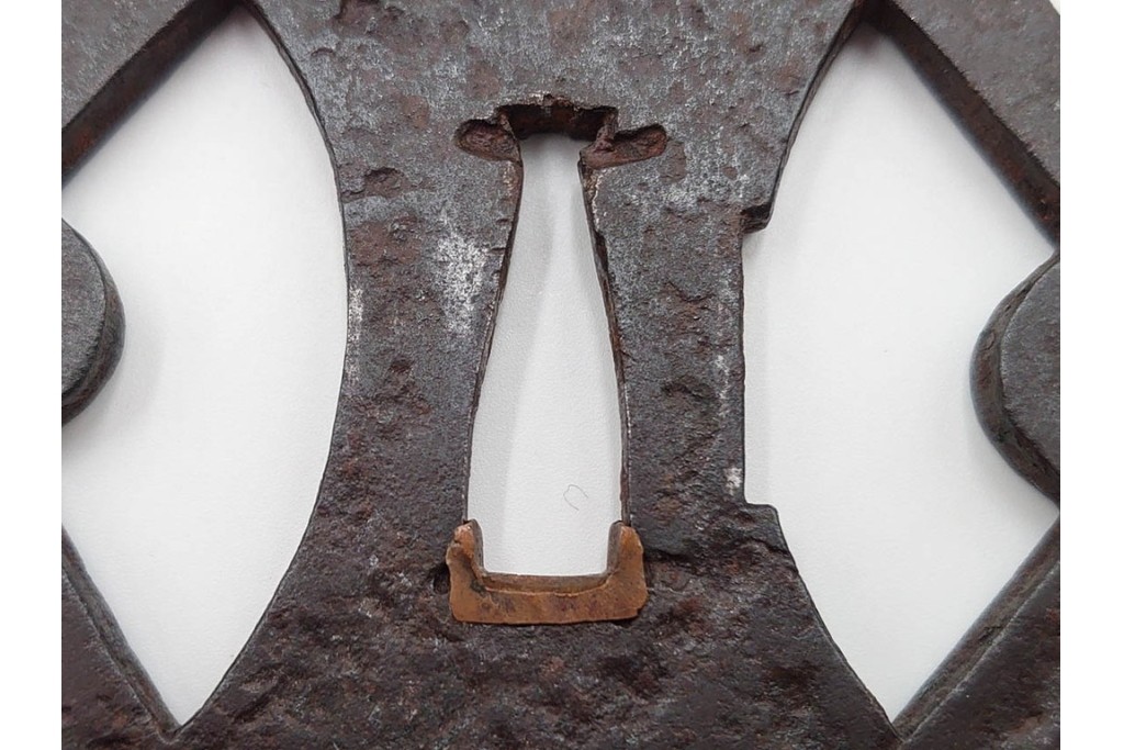 時代武具　鉄地丸形　櫃孔の扇面透が特徴的な鍔　外箱付き　(R-086811)