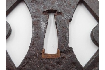 時代武具　鉄地丸形　櫃孔の扇面透が特徴的な鍔　外箱付き　(R-086811)