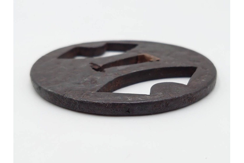 時代武具　鉄地丸形　櫃孔の扇面透が特徴的な鍔　外箱付き　(R-086811)